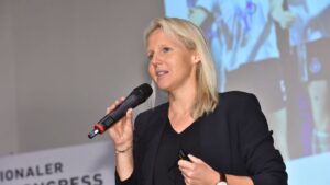 Fritzy Kromp verheiratet? Alles über ihre Karriere, Partnerin und Privatleben abseits der TV-Kameras