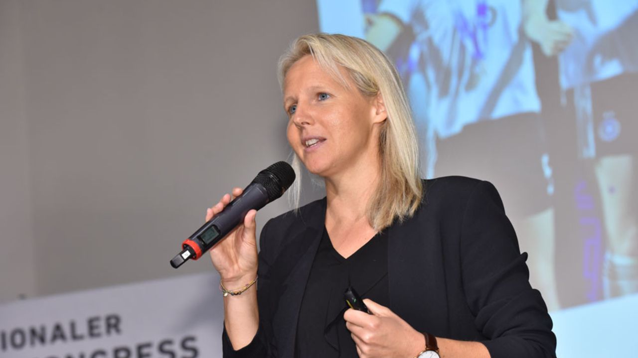 Fritzy Kromp verheiratet? Alles über ihre Karriere, Partnerin und Privatleben abseits der TV-Kameras