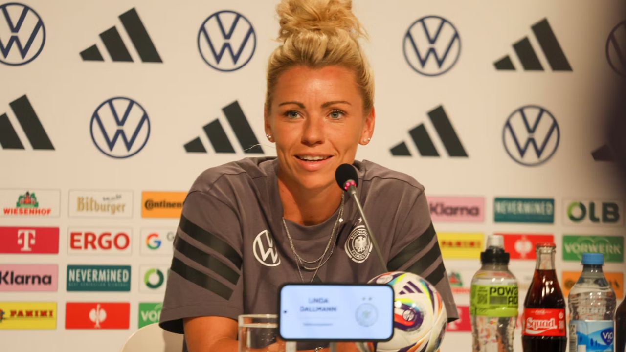 Linda Dallmann Partnerin, Beziehung & Privatleben – Alles über ihre Karriere, Familie und Zwillingsschwester 1 Linda Dallmann Partnerin